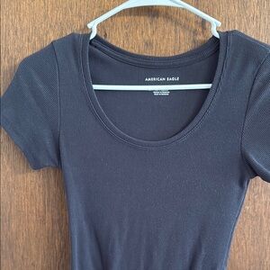 Fitted Gray T-Shirt with Scoop Neck and Short Sleeves